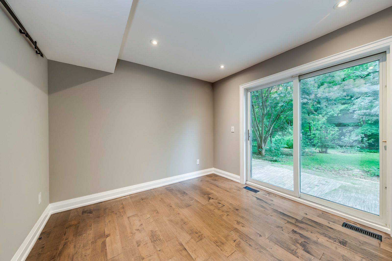 Oakville, ON L6H 2G3,1376 Forest Glade RD