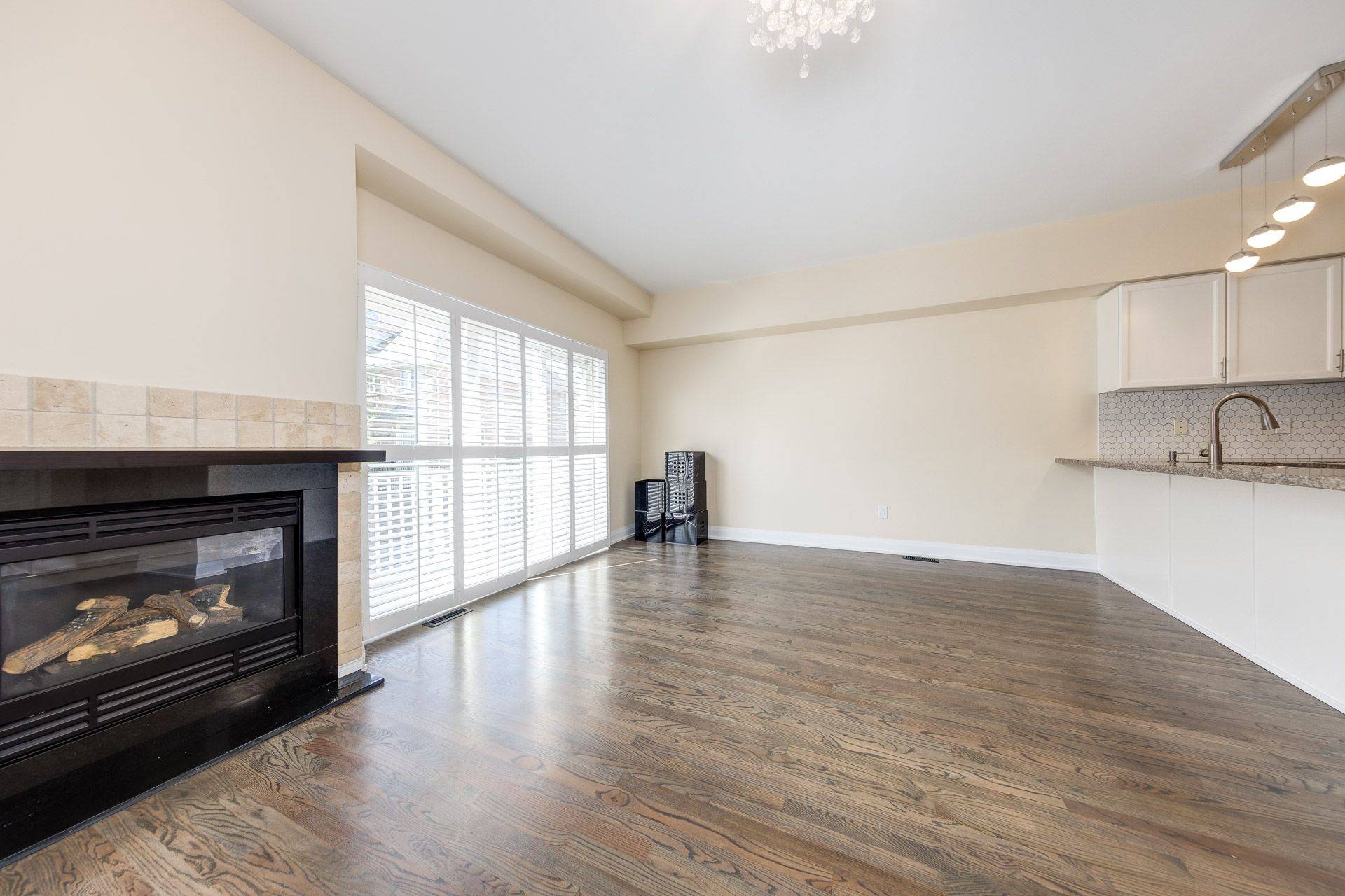 Richmond Hill, ON L4C 0M7,23 Observatory LN #289