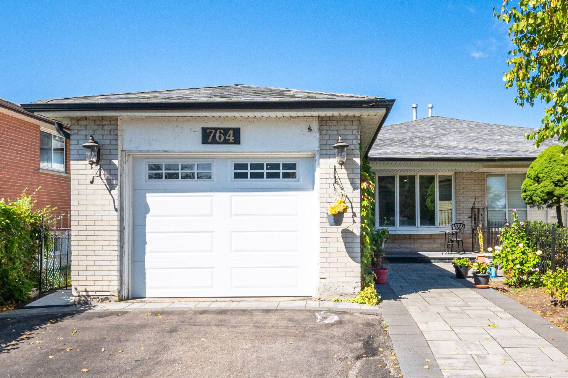 Mississauga, ON L5C 1N9,764 Eaglemount CRES