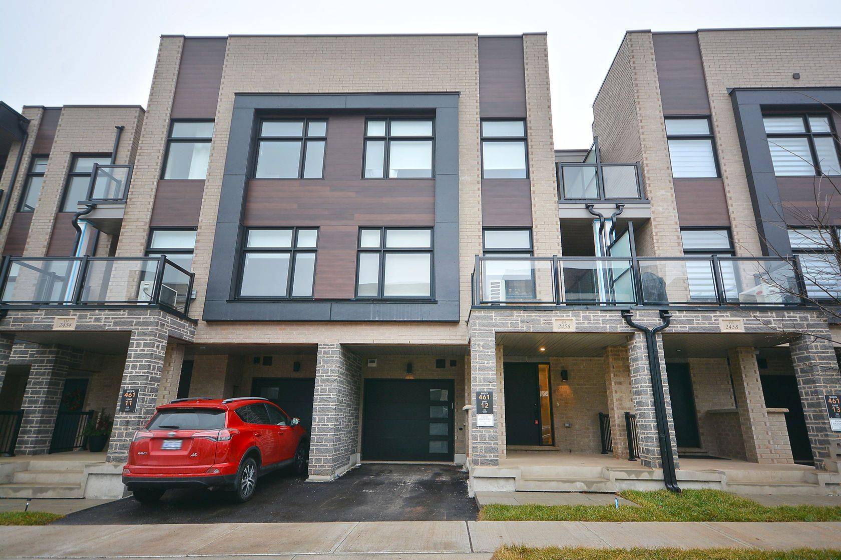 Oakville, ON L6M 5L8,2456 Belt LN