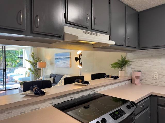 Kailua-kona, HI 96740,75-5669 KUAKINI  HIGHWAY #2103