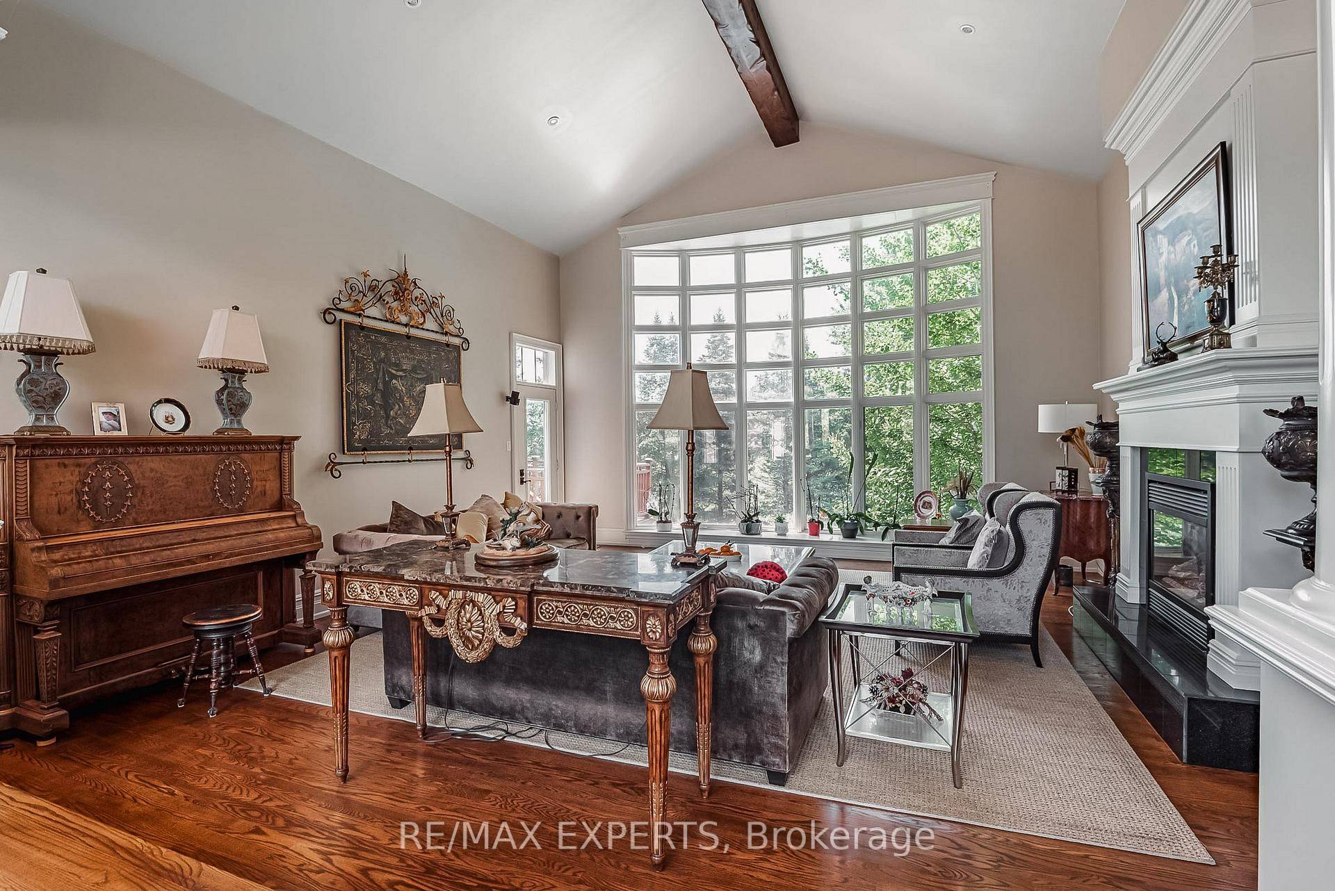 Aurora, ON L4G 6W7,8 Alm CT