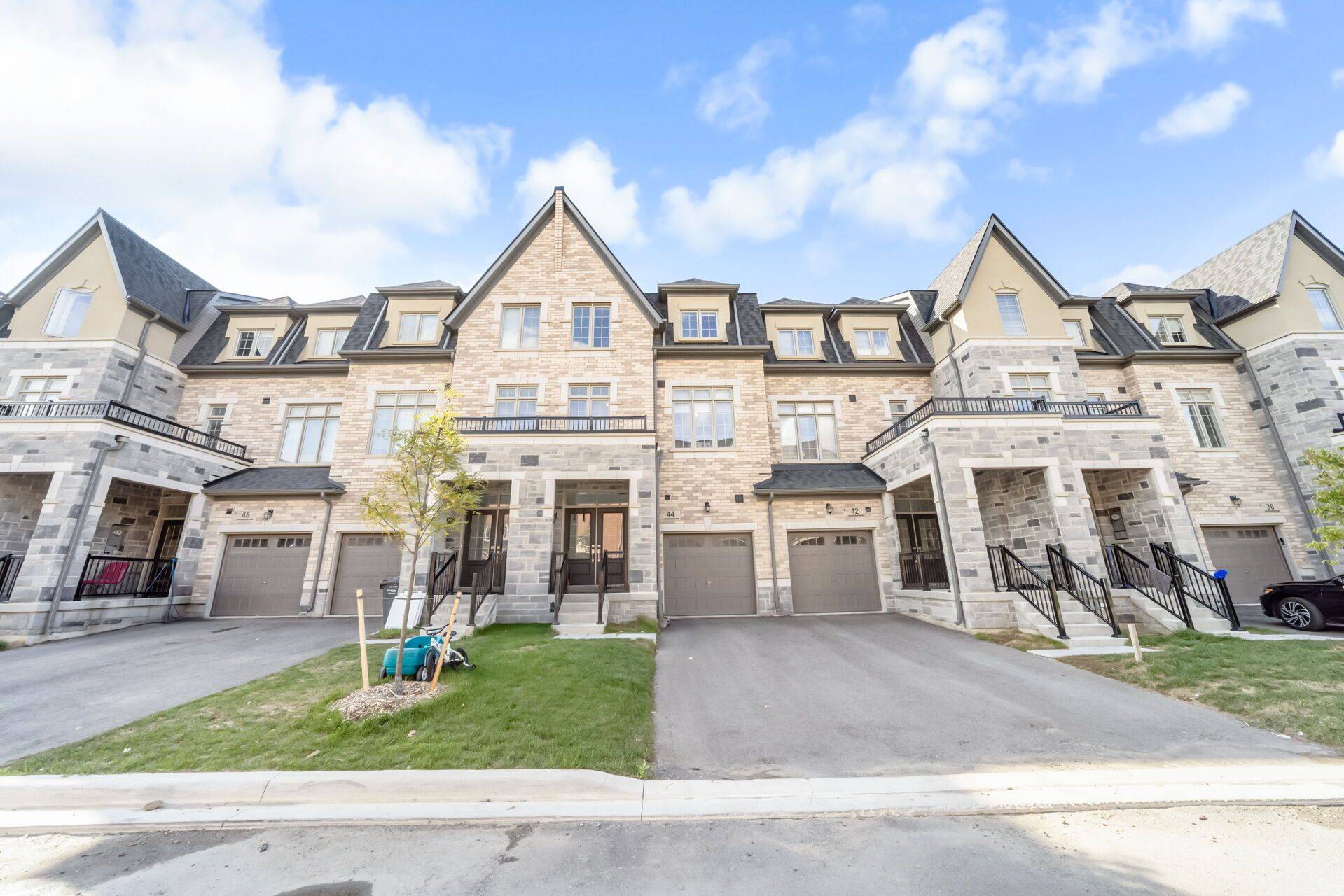 Brampton, ON L6R 4E1,44 Foxsparrow RD