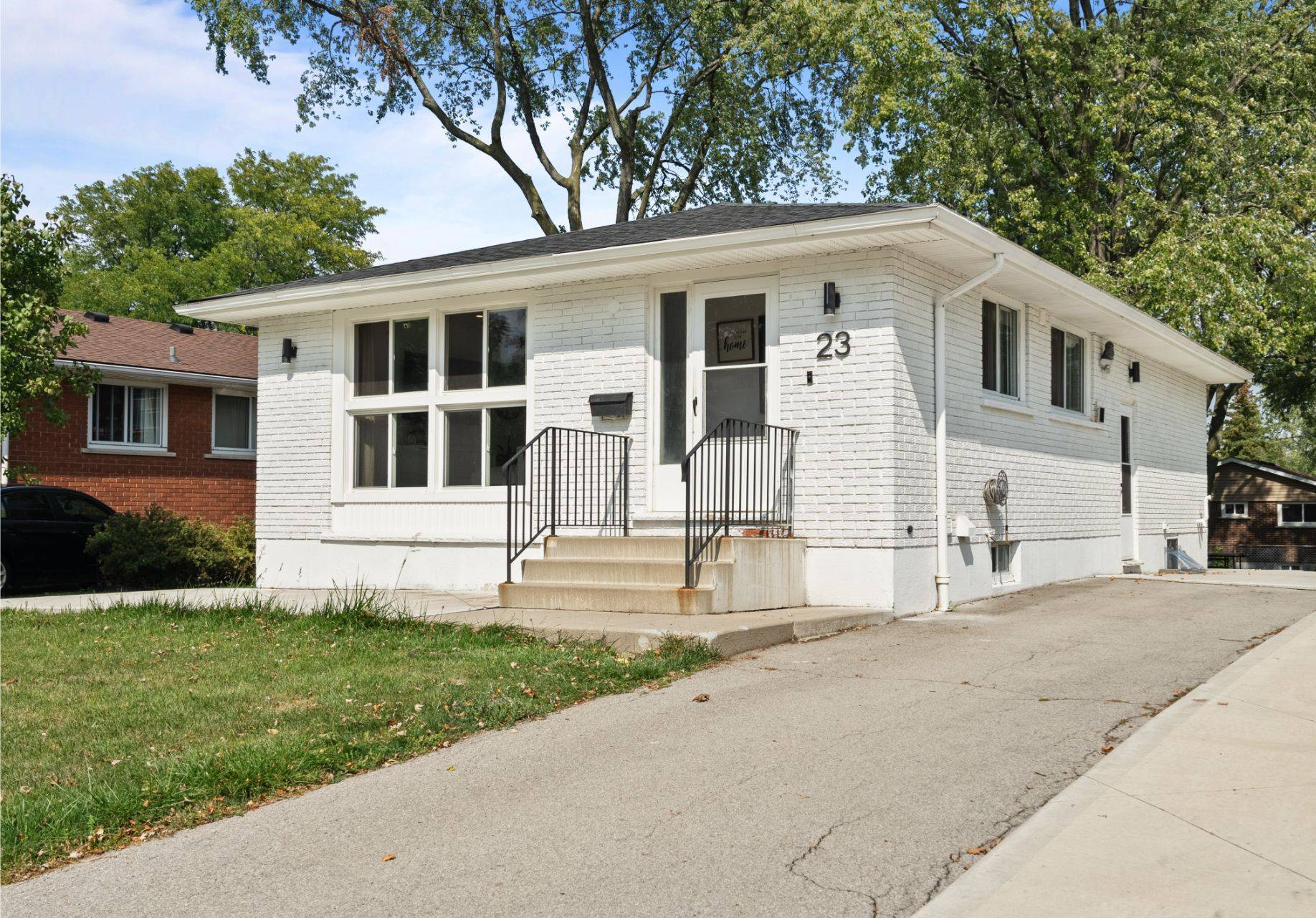 Hamilton, ON L8T 2Y9,23 Thorley DR