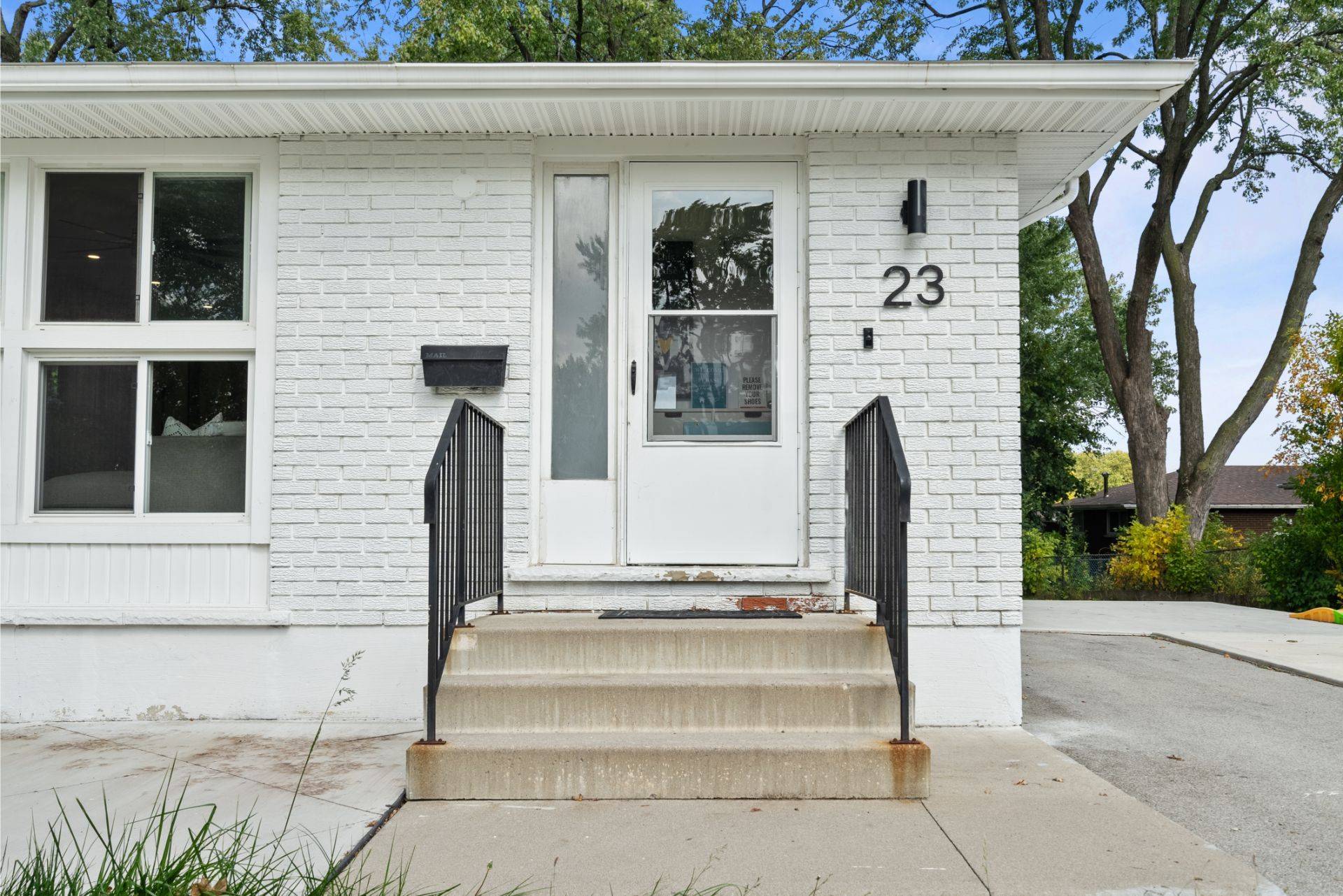 Hamilton, ON L8T 2Y9,23 Thorley DR