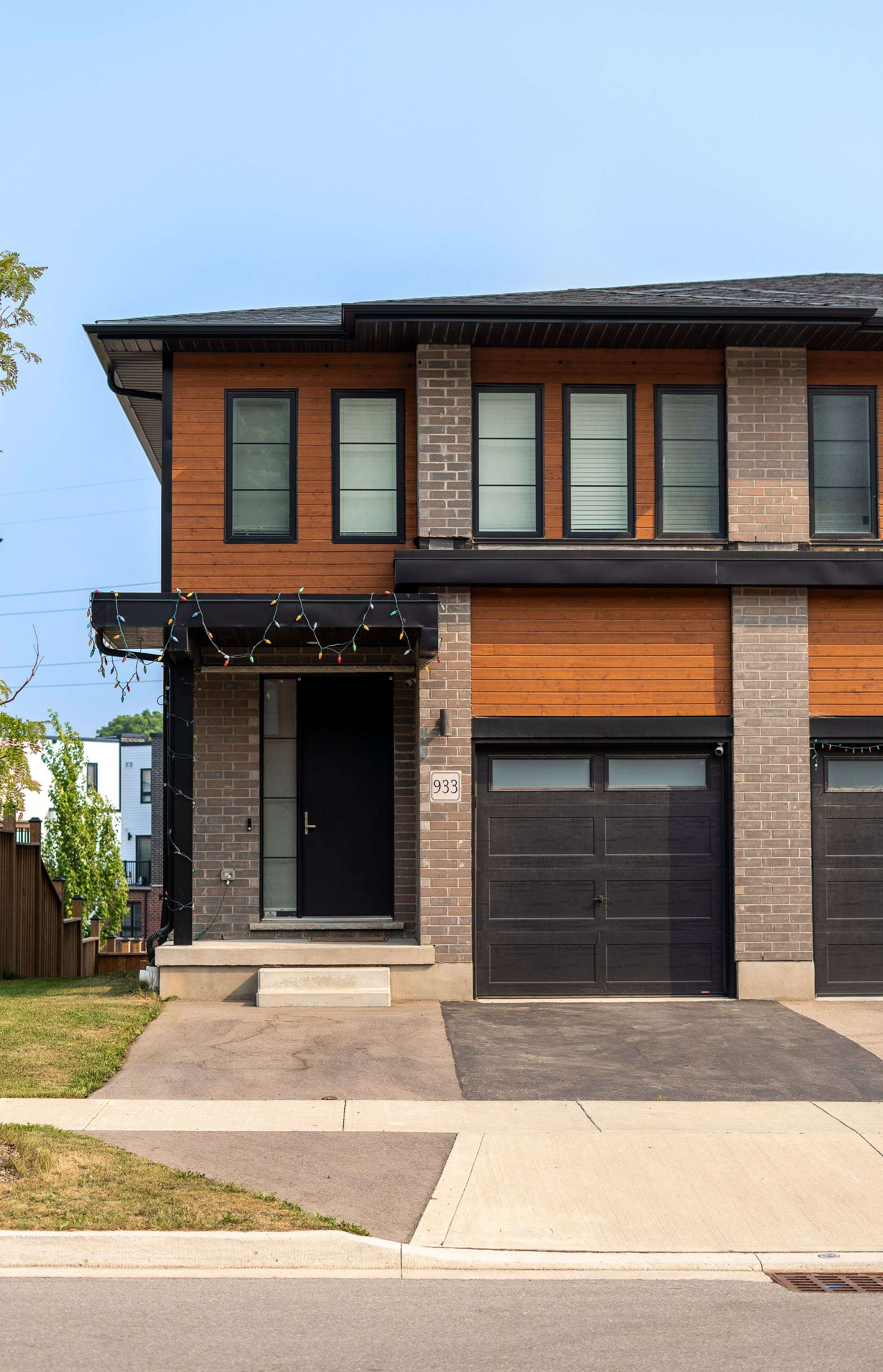 Kitchener, ON N2R 0P9,933 Robert Ferrie DR