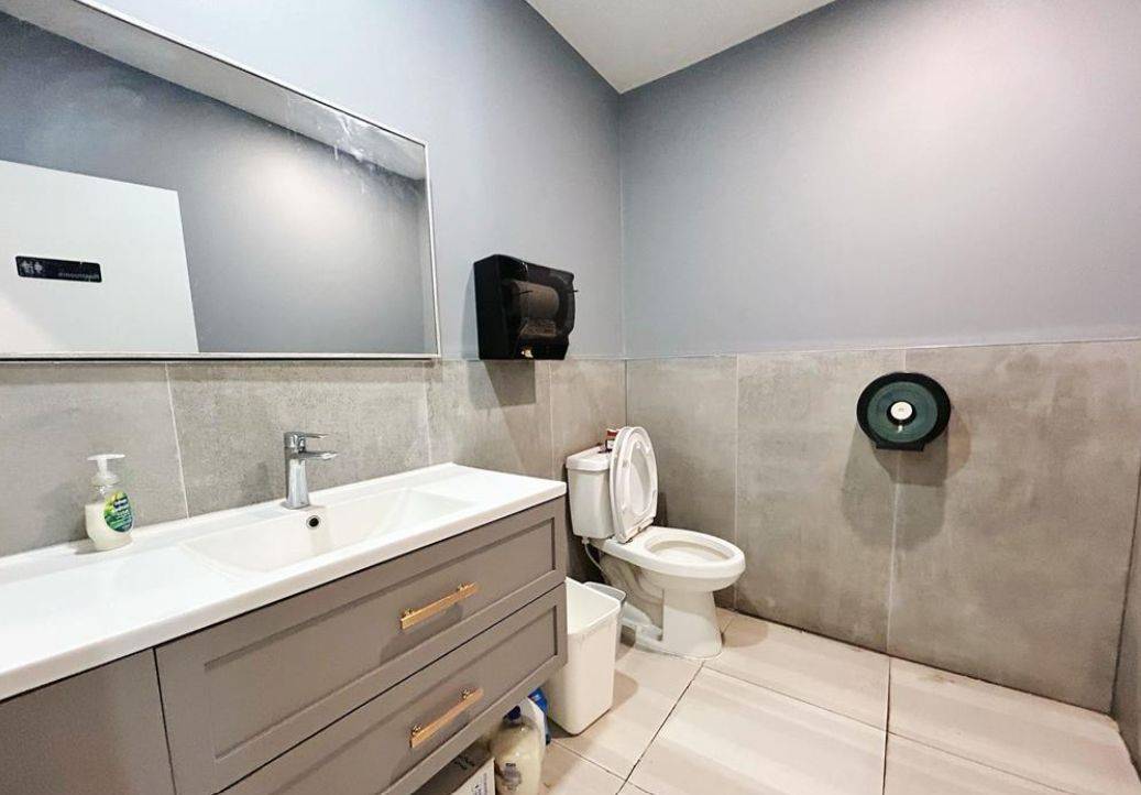 Hamilton, ON L8P 1B7,468 King ST W