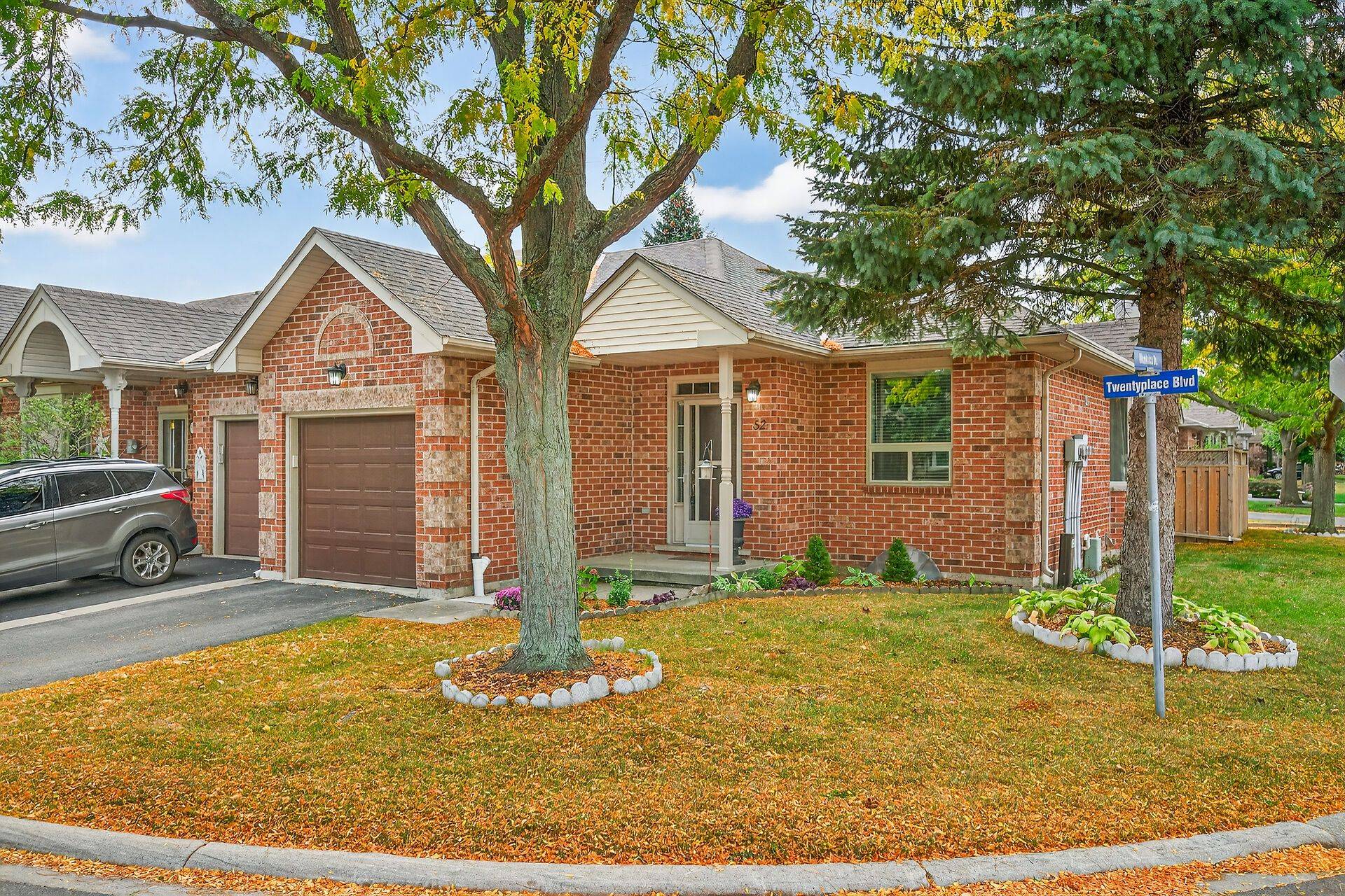 Hamilton, ON L0R 1W0,52 Twentyplace BLVD #28