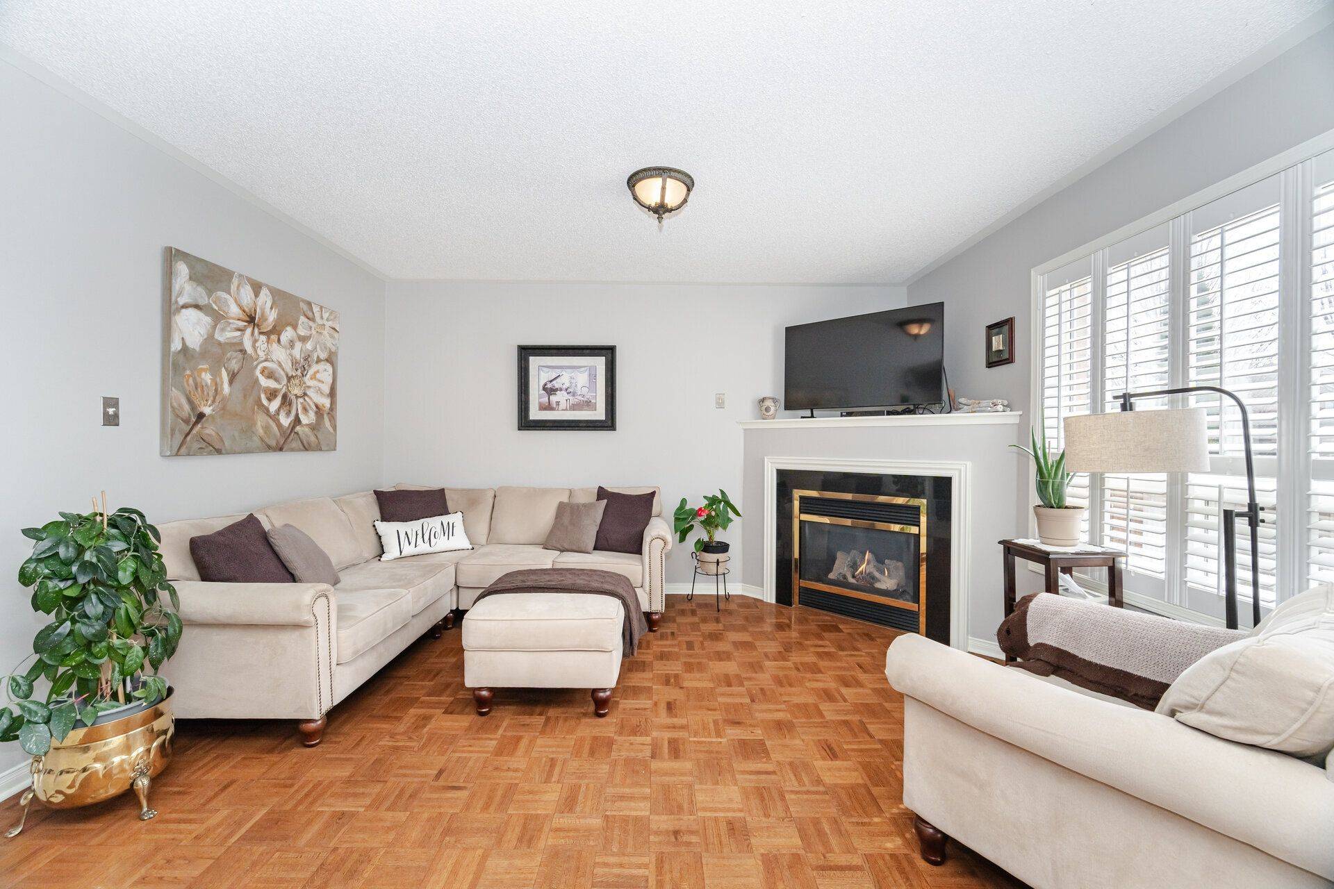 Newmarket, ON L3X 2Z1,910 Oaktree CRES