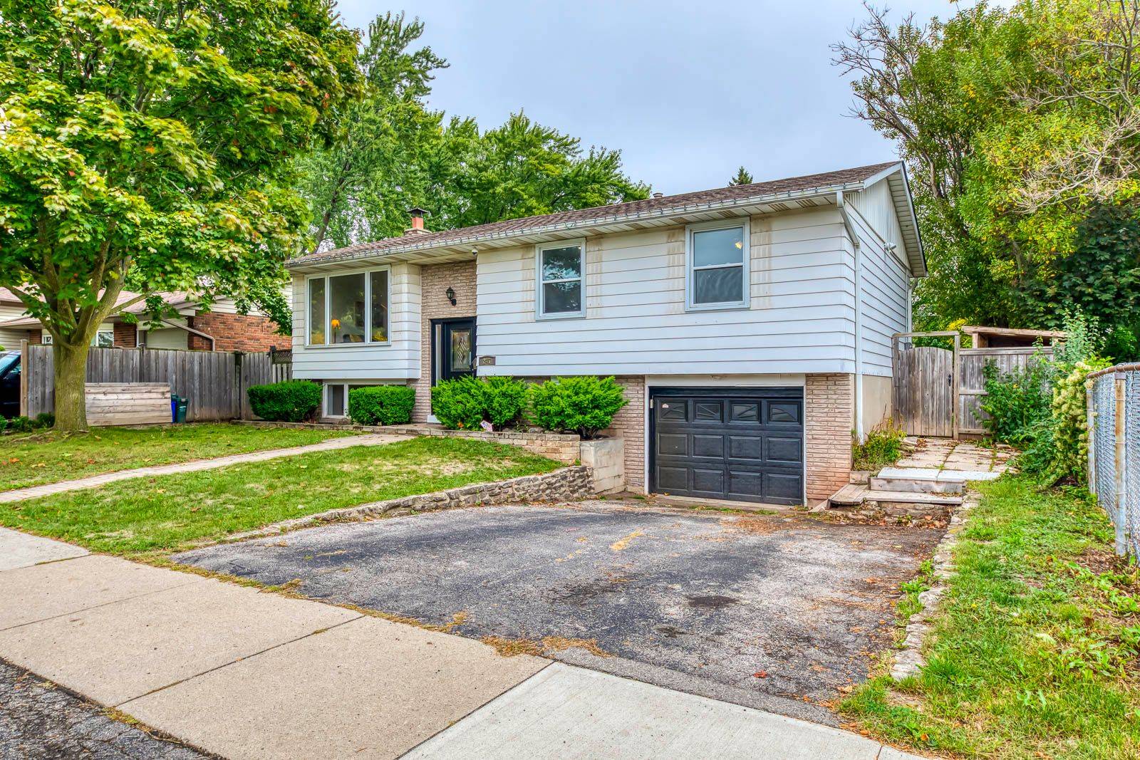 Burlington, ON L7L 4L9,247 Kenwood AVE