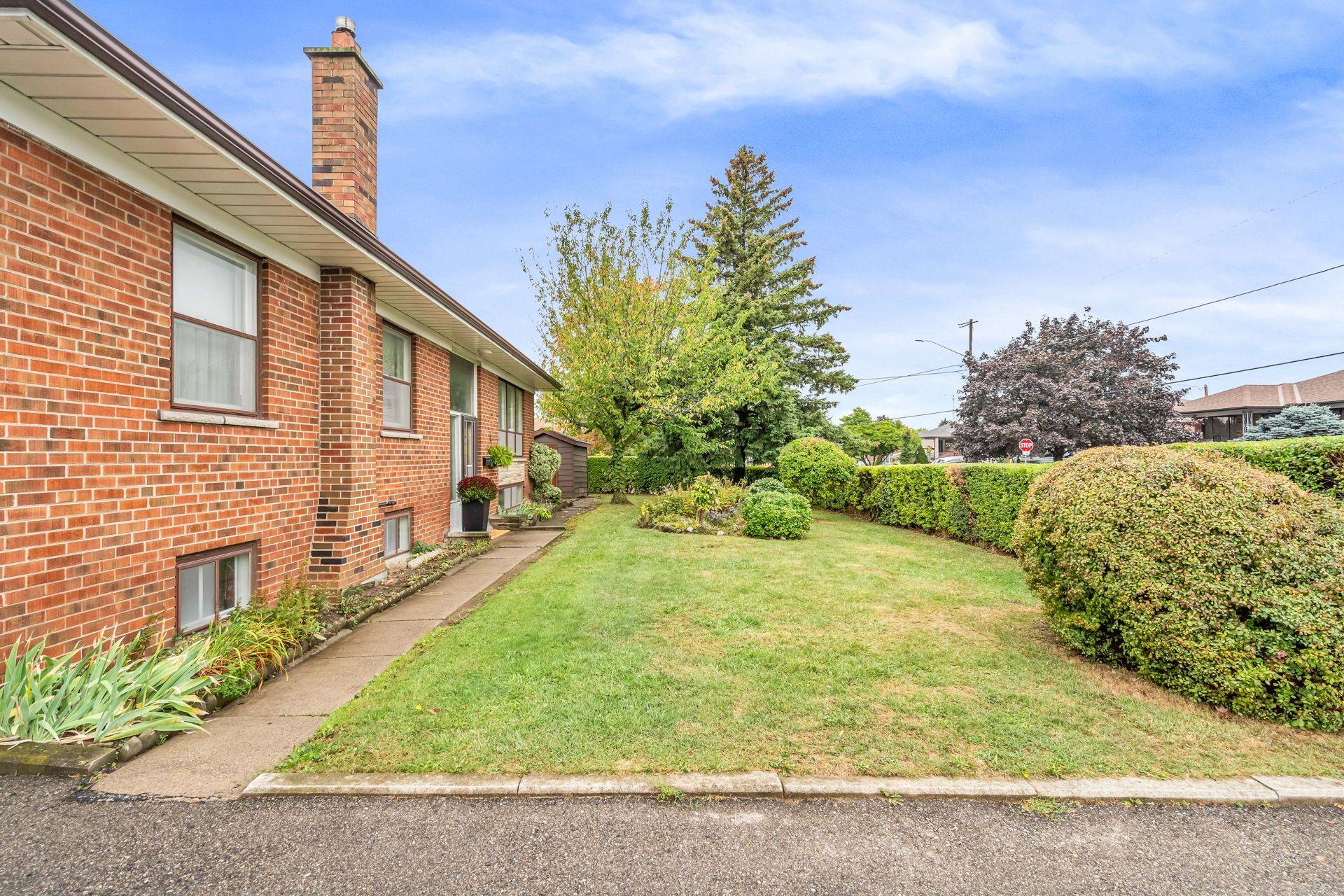 Toronto W04, ON M6L 2Y7,23 Bourdon AVE