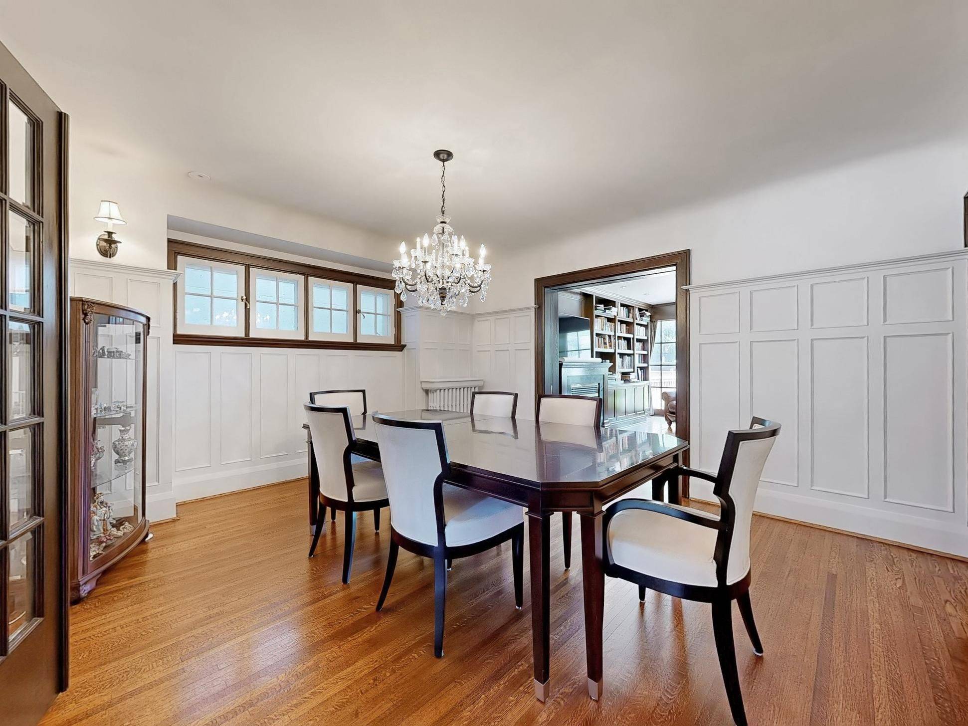 26 Wilberton RD, Toronto C02, ON M4V 1Z3