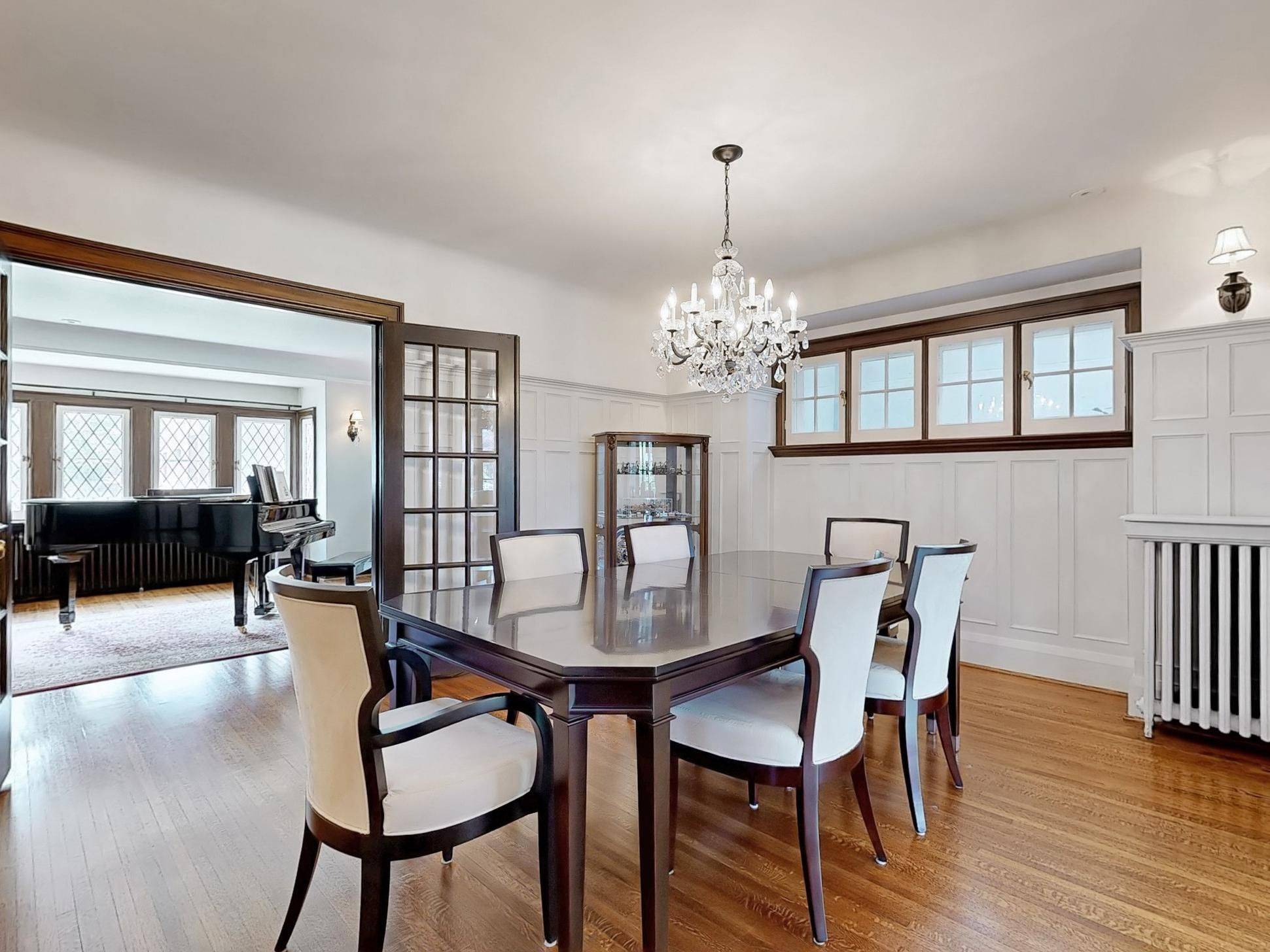 26 Wilberton RD, Toronto C02, ON M4V 1Z3