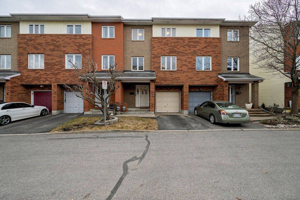 Manor Park - Cardinal Glen And Area, ON K1K 4R1,8 Drayton Private