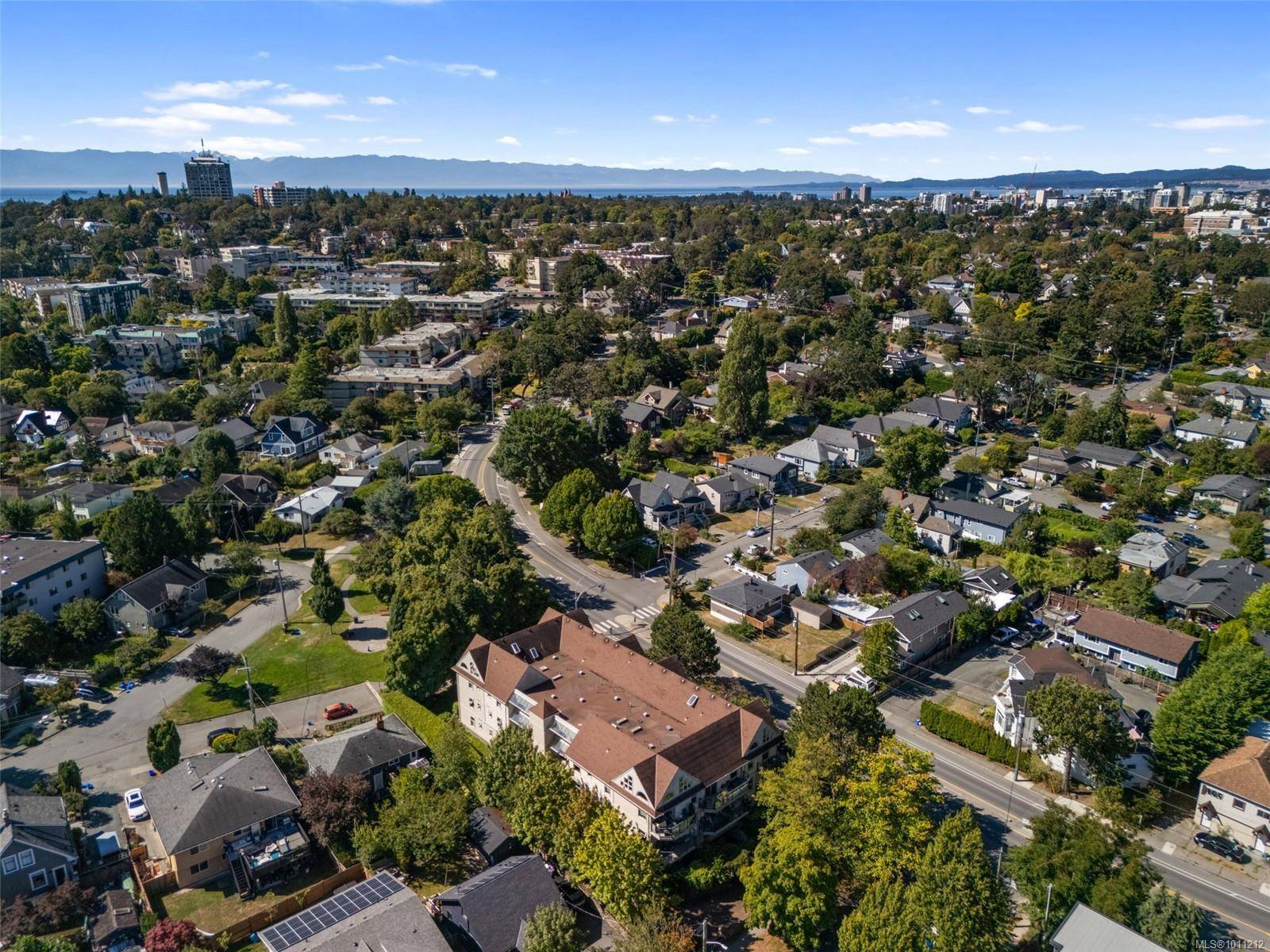 Victoria, BC V8R 5K9,2211 Shelbourne St #203