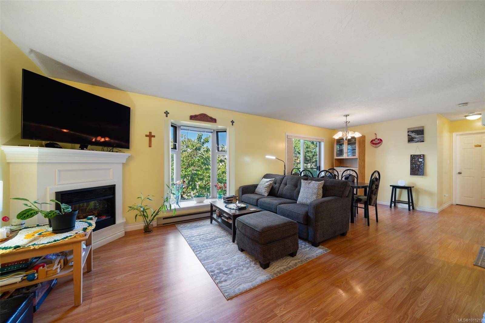 Victoria, BC V8R 5K9,2211 Shelbourne St #203