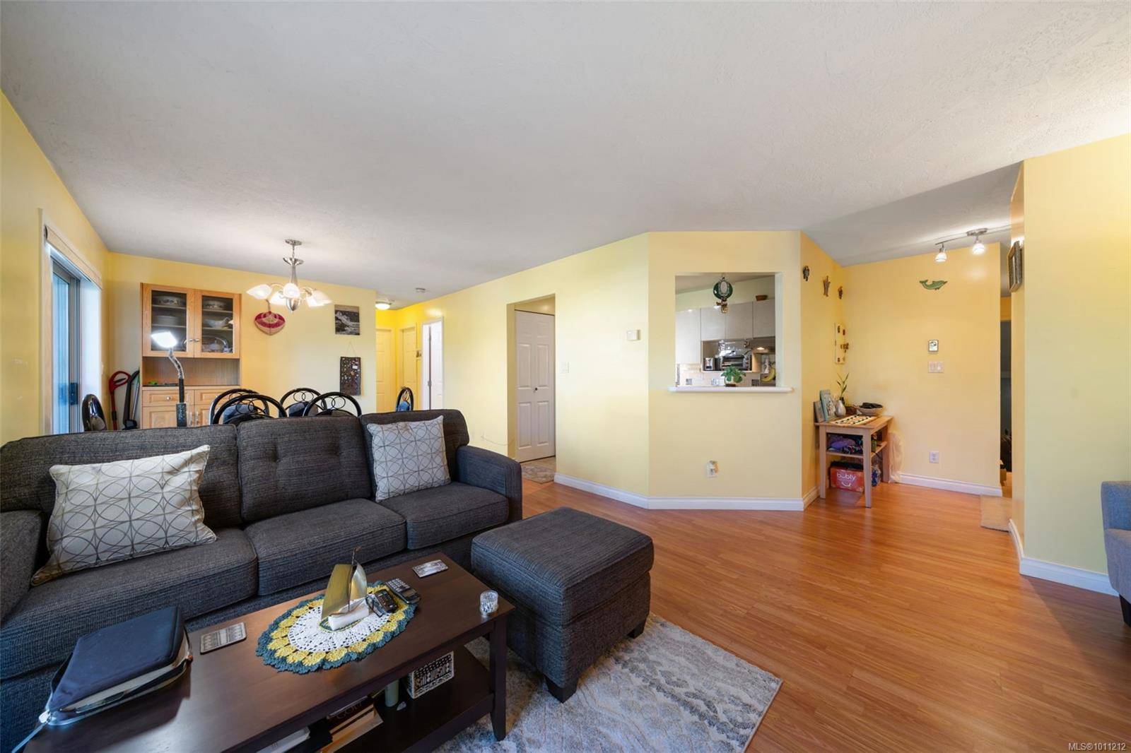 Victoria, BC V8R 5K9,2211 Shelbourne St #203