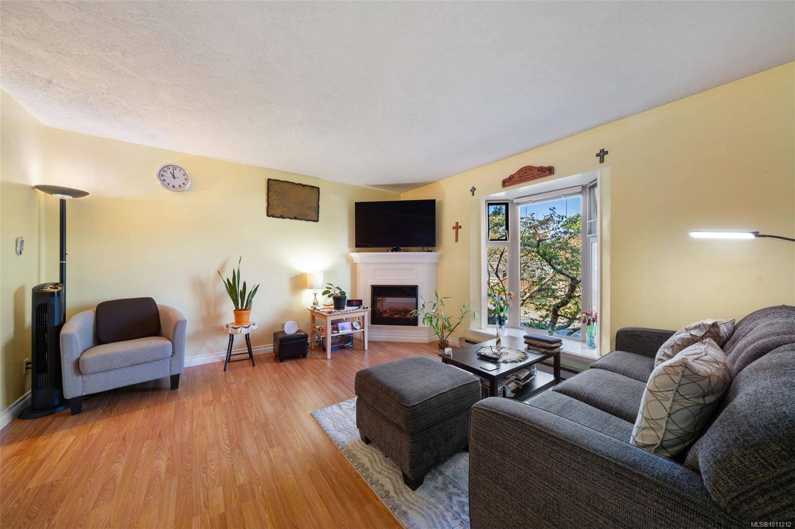 Victoria, BC V8R 5K9,2211 Shelbourne St #203