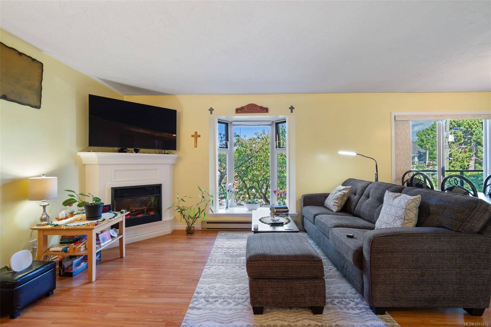 Victoria, BC V8R 5K9,2211 Shelbourne St #203