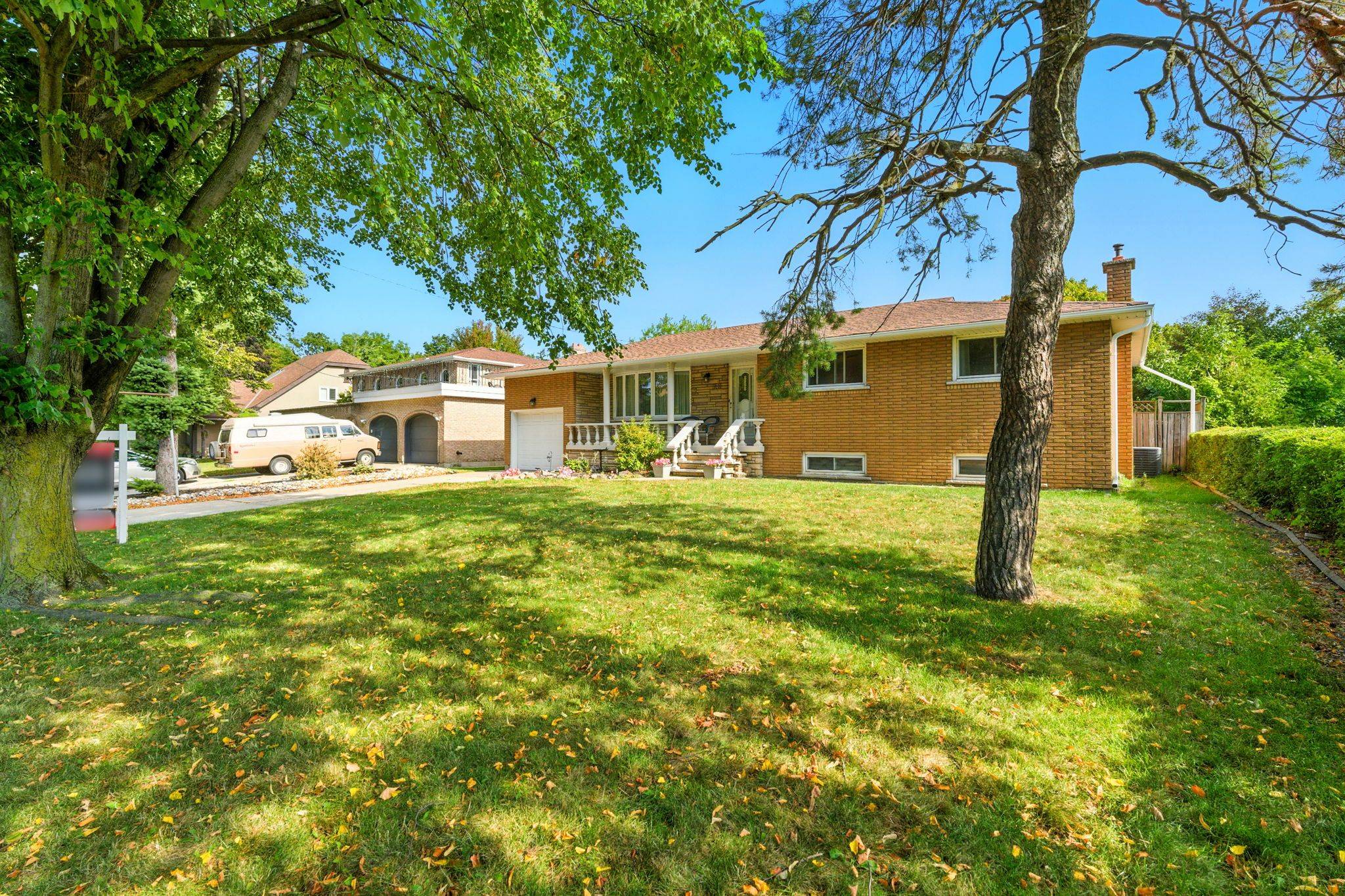 Hamilton, ON L8T 1C3,20 Woodside DR