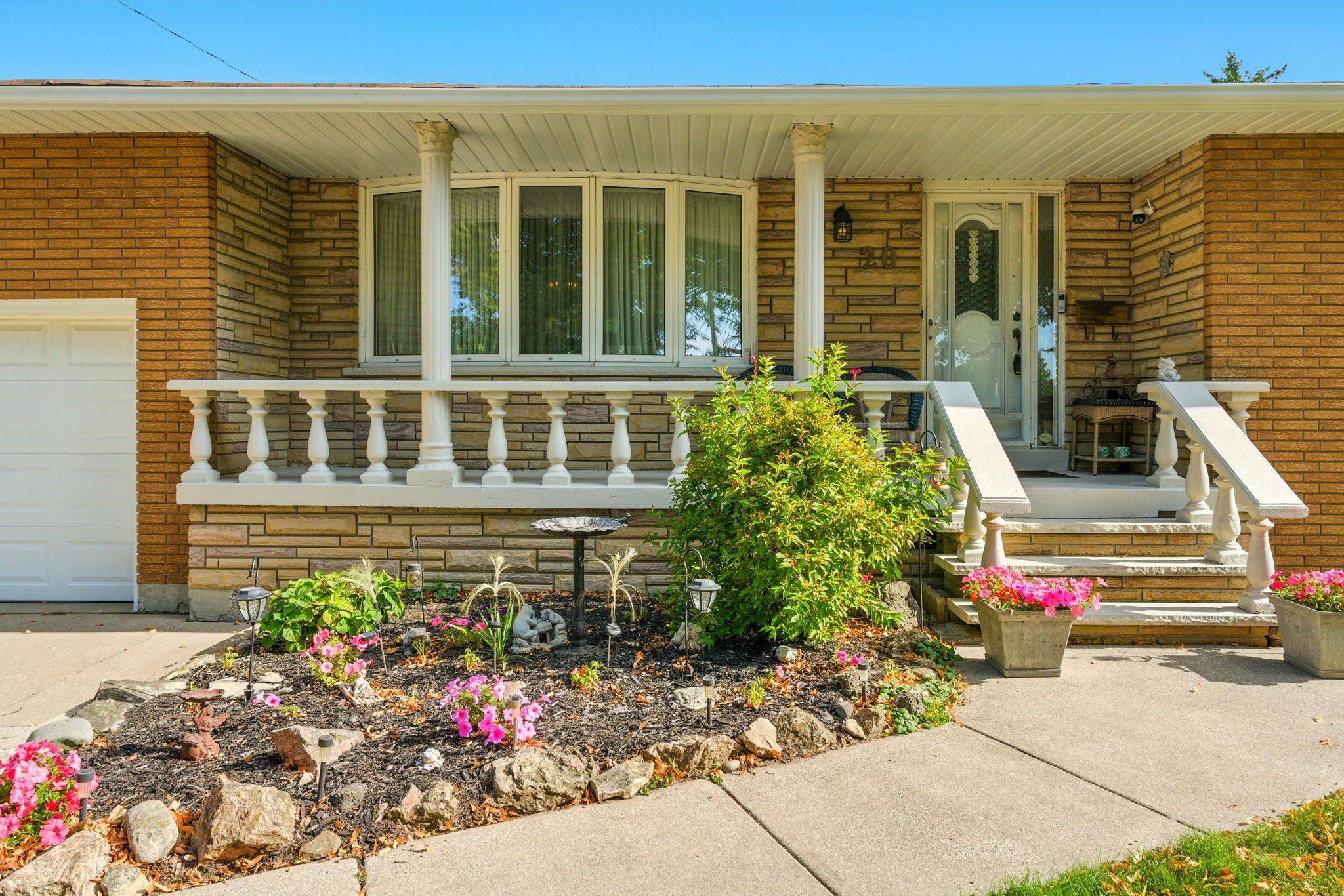 Hamilton, ON L8T 1C3,20 Woodside DR