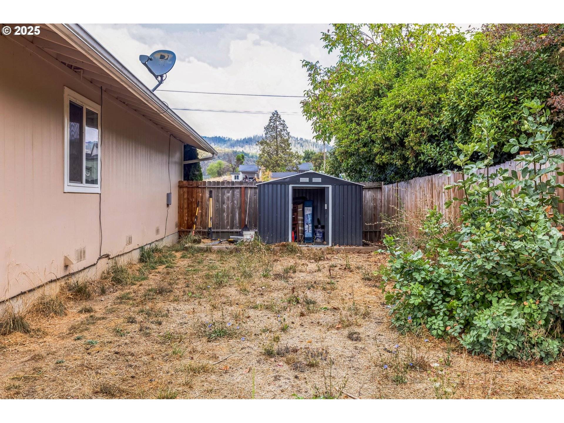 Riddle, OR 97469,663 E 4TH AVE