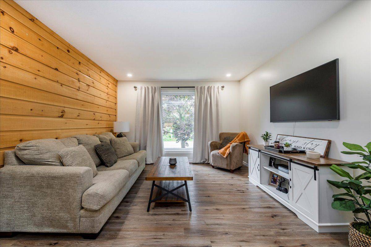 Orillia, ON L3V 4B4,64 Second ST