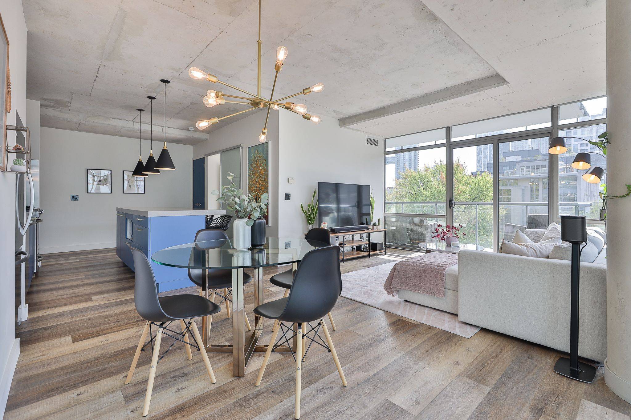 Toronto C01, ON M5V 2V1,55 Stewart ST #731