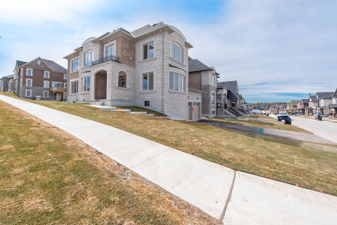 Bradford West Gwillimbury, ON L0G 1B0,1 Cunningham DR