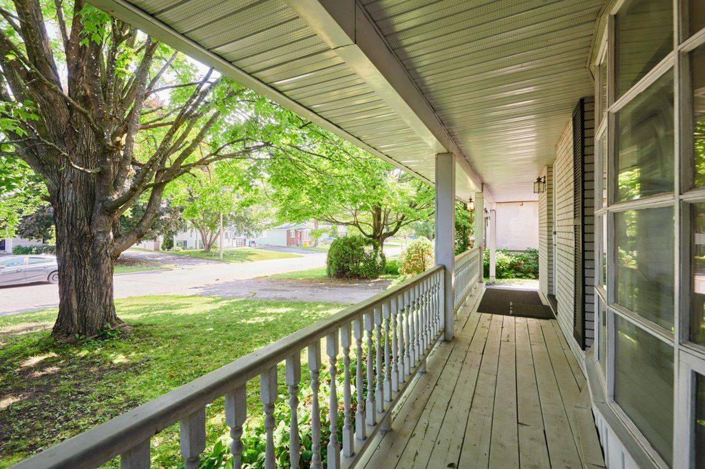 Cityview - Parkwoods Hills - Rideau Shore, ON K2E 6Z1,16 Keewatin CRES