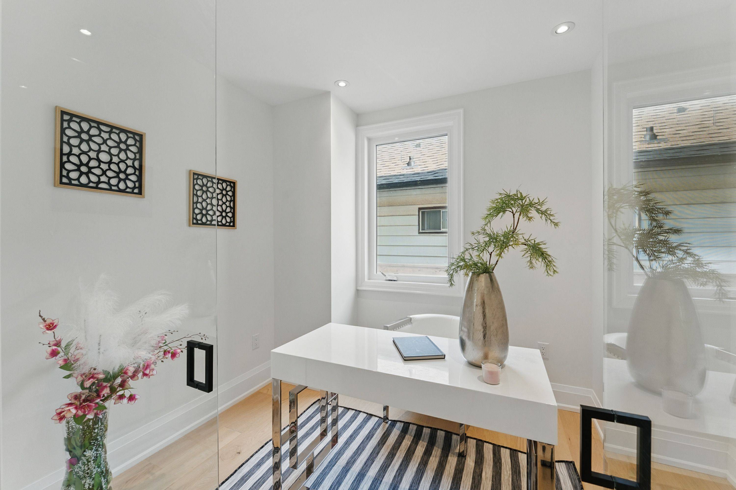 Mississauga, ON L5E 2C6,1037 Meredith AVE