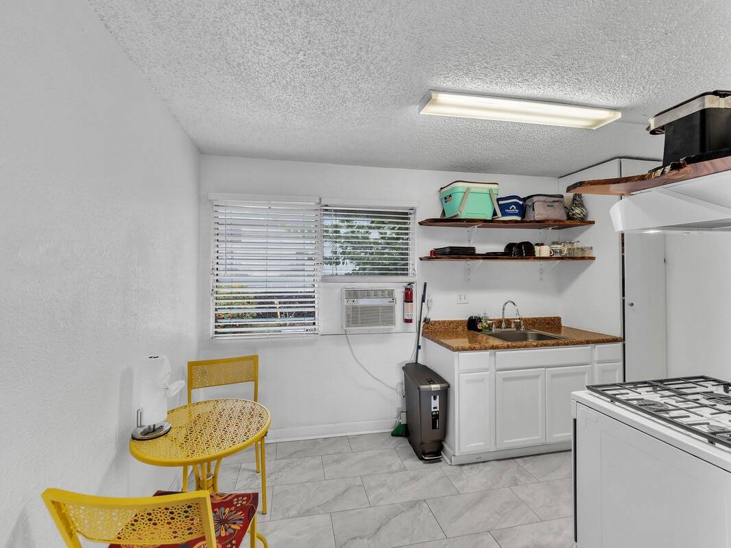 Kailua-kona, HI 96740,74-5618 PALANI RD #L8