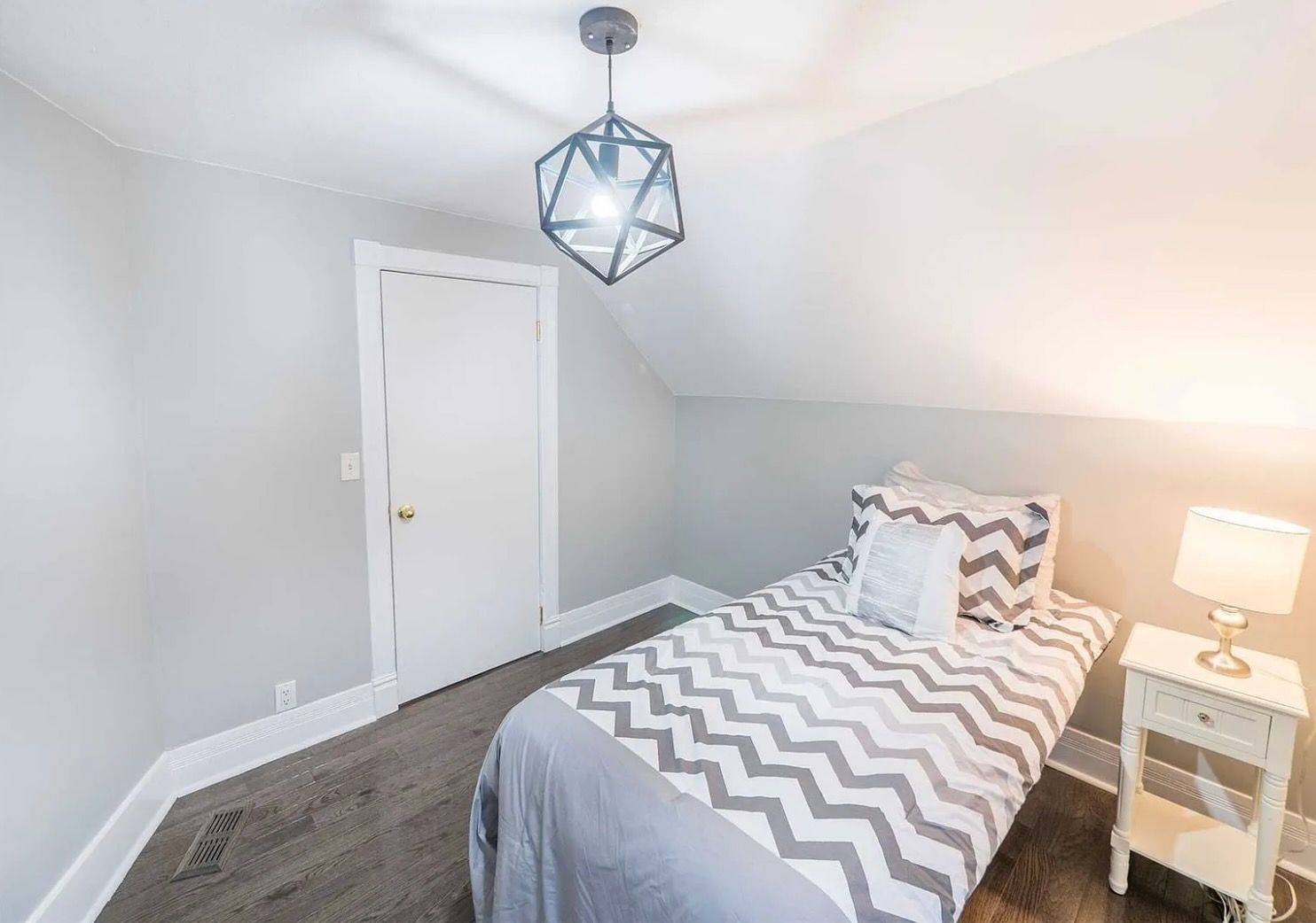 Barrie, ON L4N 2K7,99 John ST W