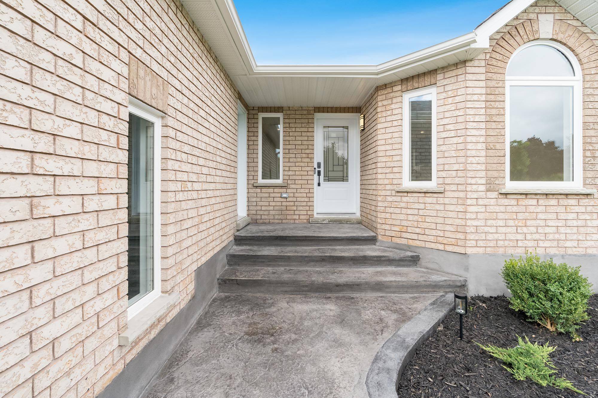 Barrie, ON L4N 8R4,233 Wessenger DR