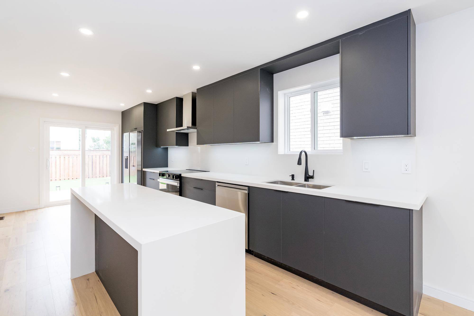 Barrie, ON L4N 8R4,233 Wessenger DR