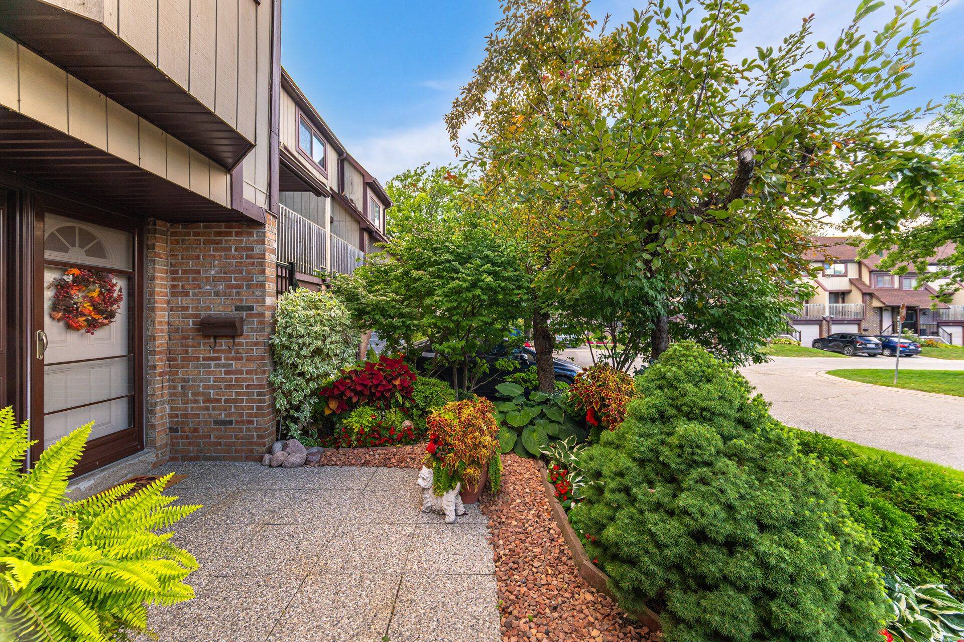 Mississauga, ON L5N 2L1,6780 Formentera AVE #55