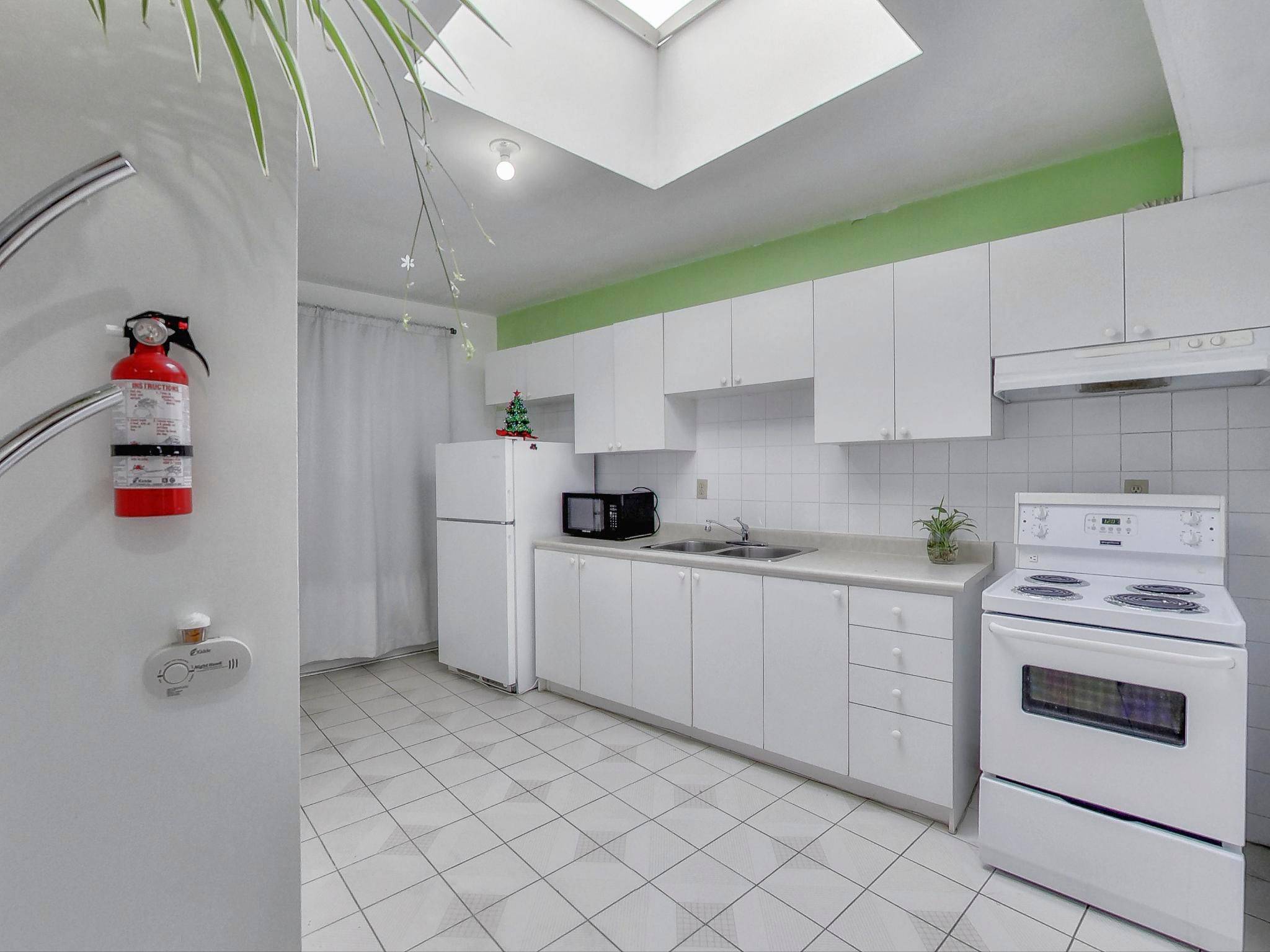 Toronto C01, ON M6K 1T8,1584 Dundas ST W #Apt #2