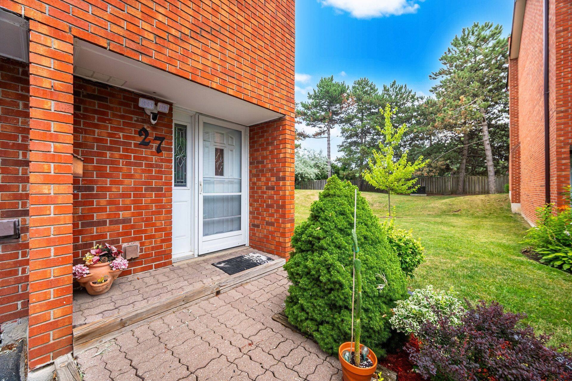 Mississauga, ON L4W 2M5,4230 Fieldgate DR #27