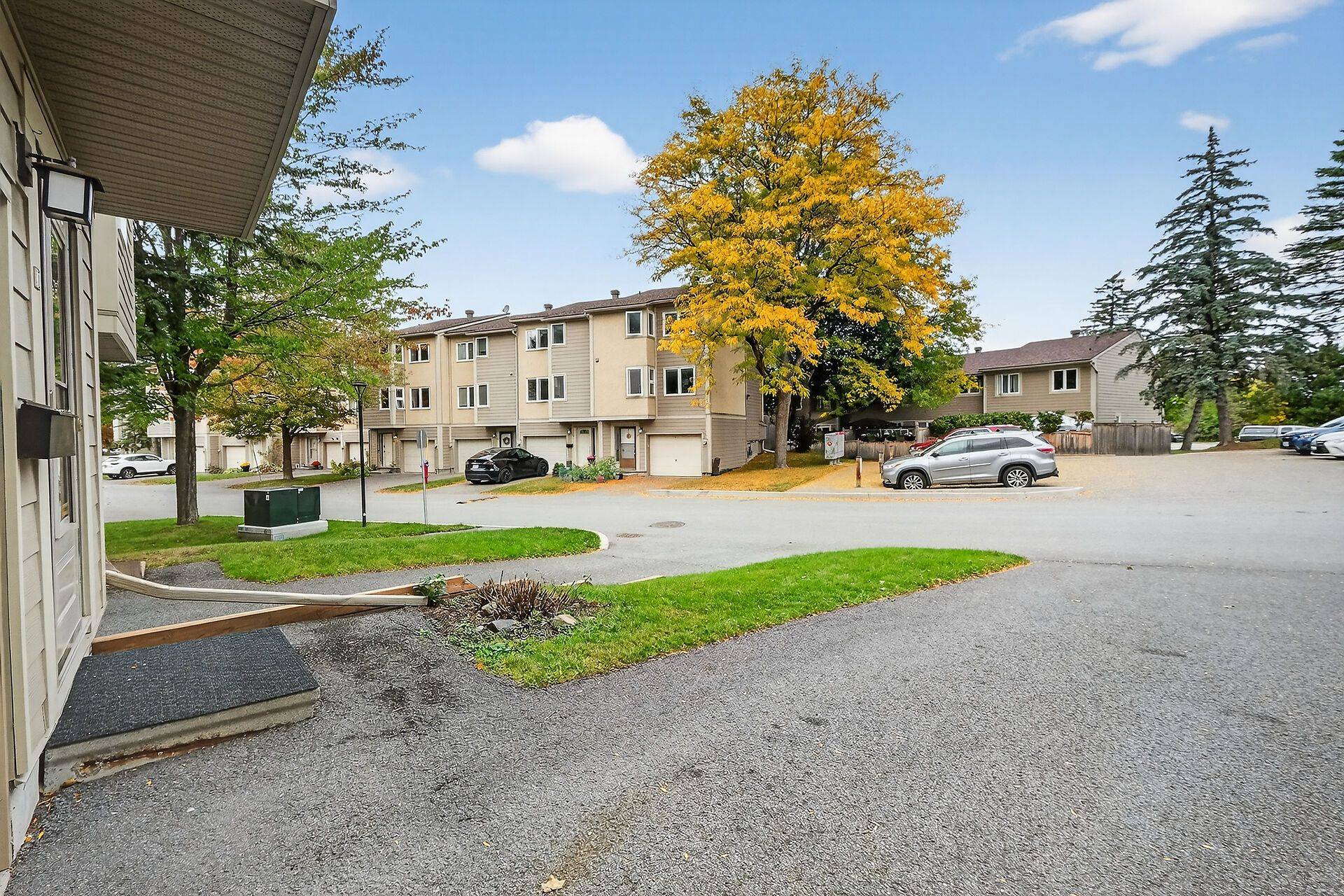 Kanata, ON K2L 1Z9,11 Peary WAY