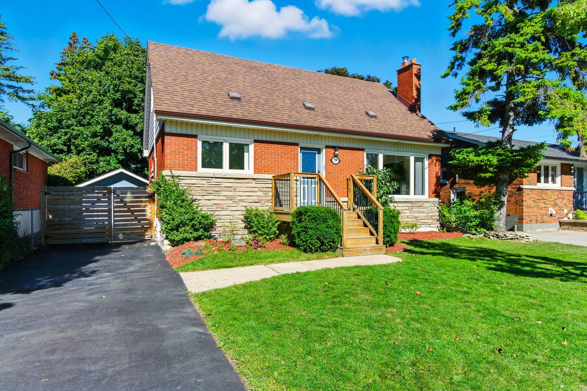 Hamilton, ON L8T 2N9,139 TOBY CRES