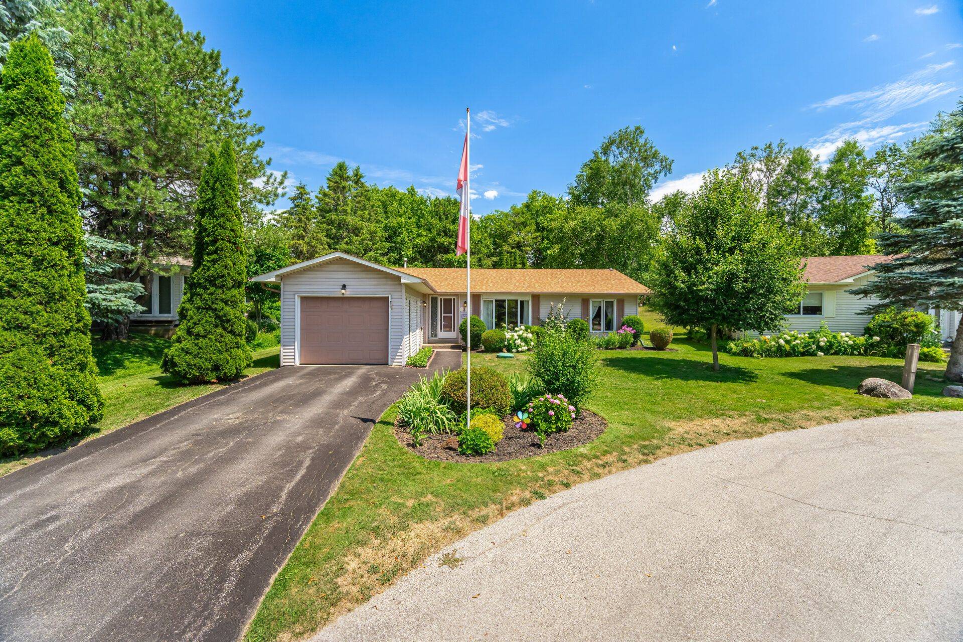 New Tecumseth, ON L0G 1W0,3 Pineview CT