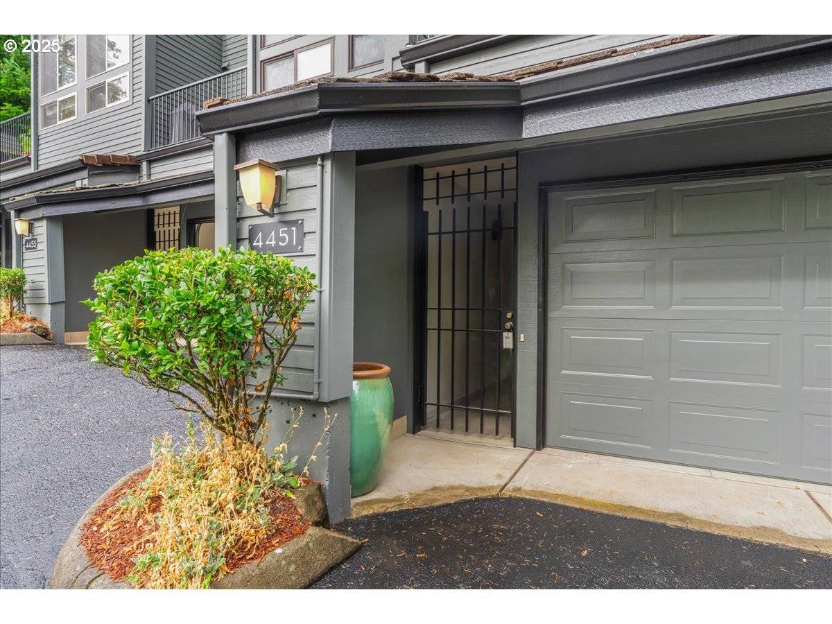 Lake Oswego, OR 97035,4451 GOLDEN LN