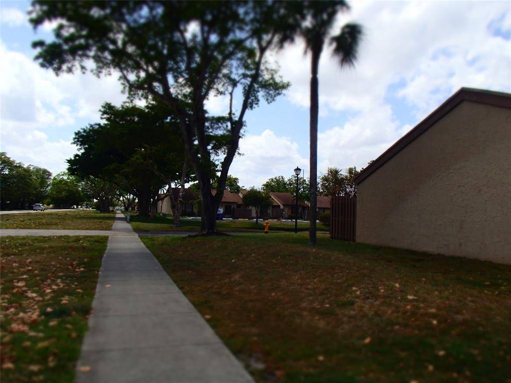 Davie, FL 33324,8113 SW 24th St #8113