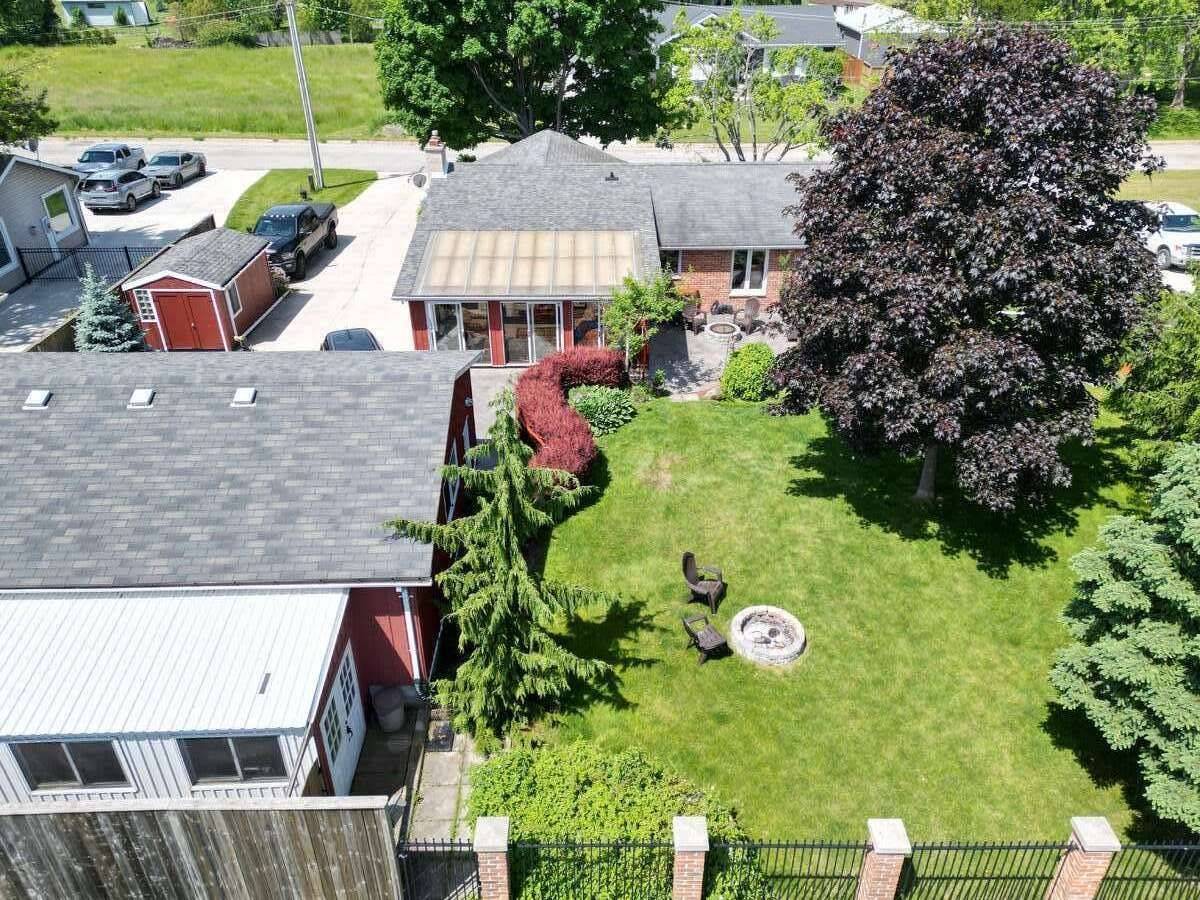 Plympton-wyoming, ON N0N 1J6,7652 Harris Point DR