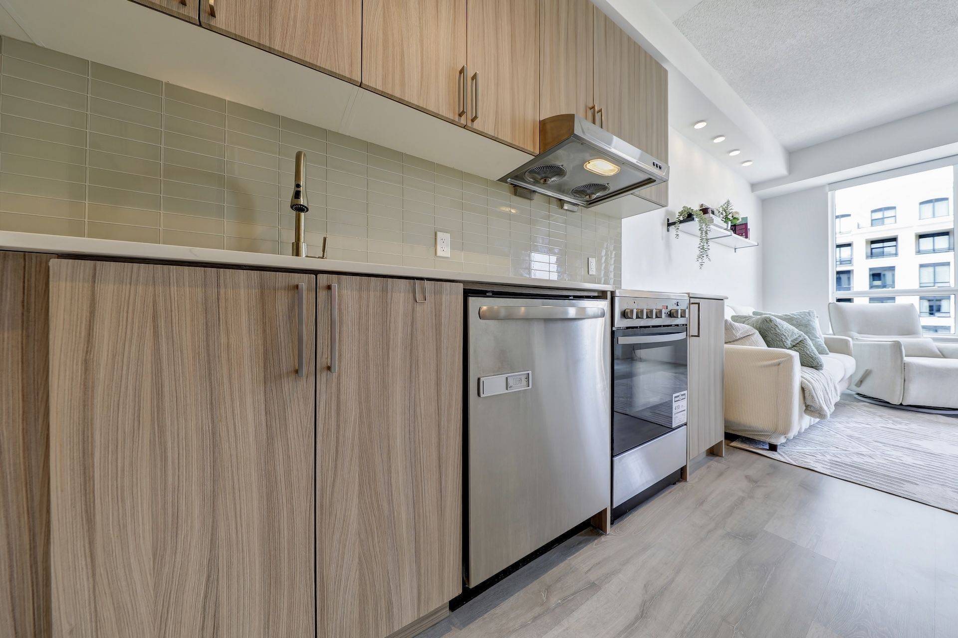 Markham, ON L3R 6J1,278 Buchanan DR #602E