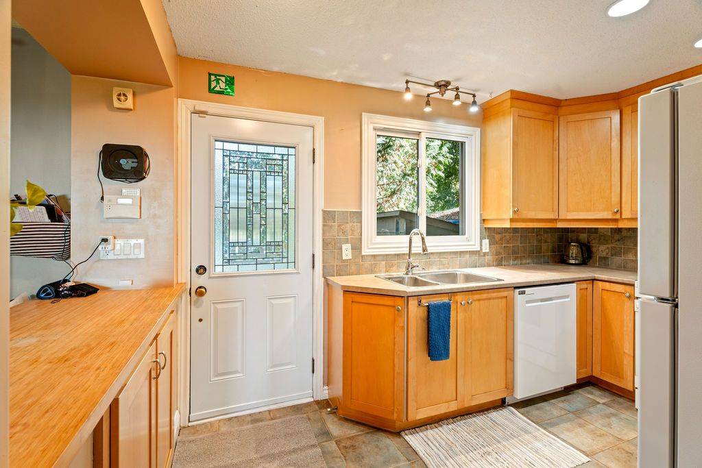 Britannia - Lincoln Heights And Area, ON K2B 8B2,20 Kempster AVE #3