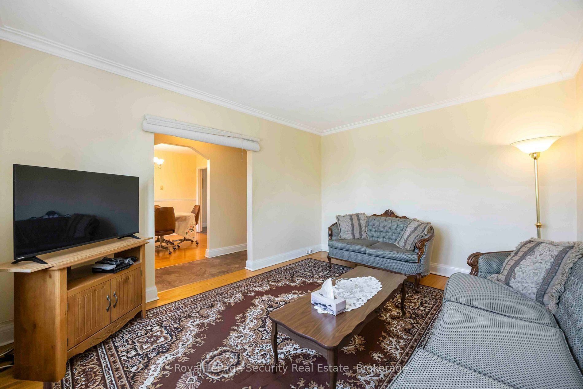 Toronto W04, ON M6L 1W8,405 Rustic RD