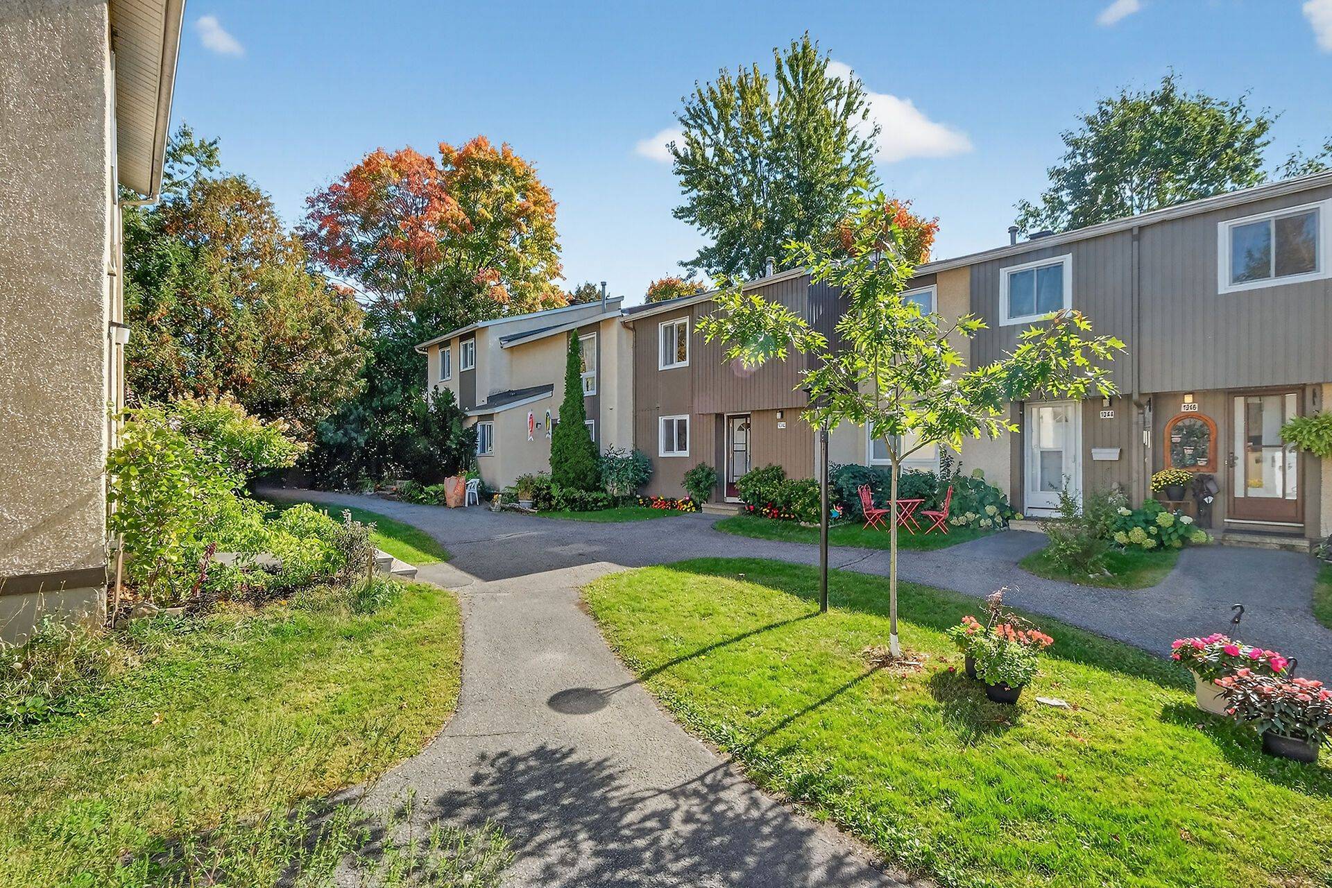 Beacon Hill North - South And Area, ON K1J 8N1,1242 Lassiter TER W #1242