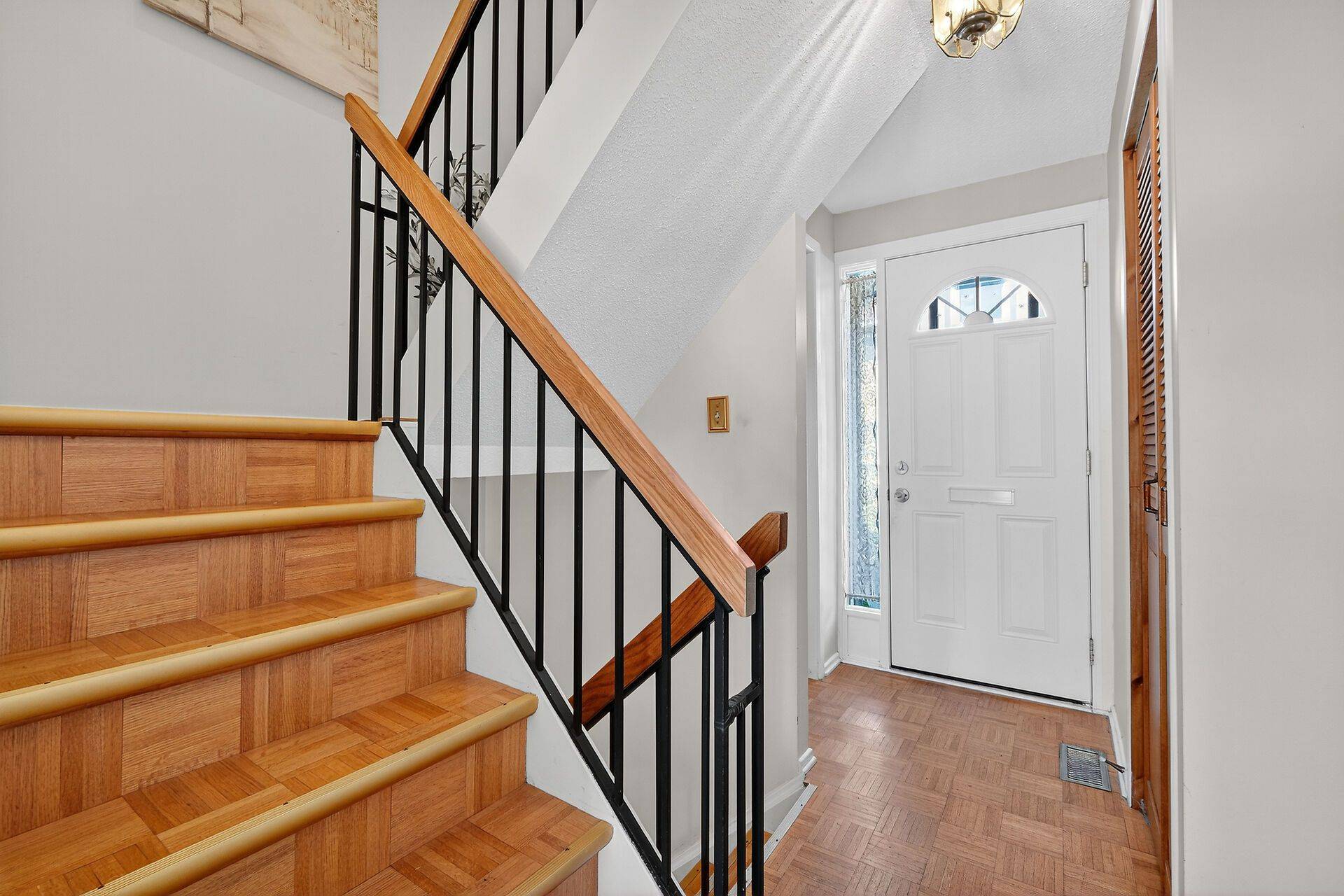 Beacon Hill North - South And Area, ON K1J 8N1,1242 Lassiter TER W #1242