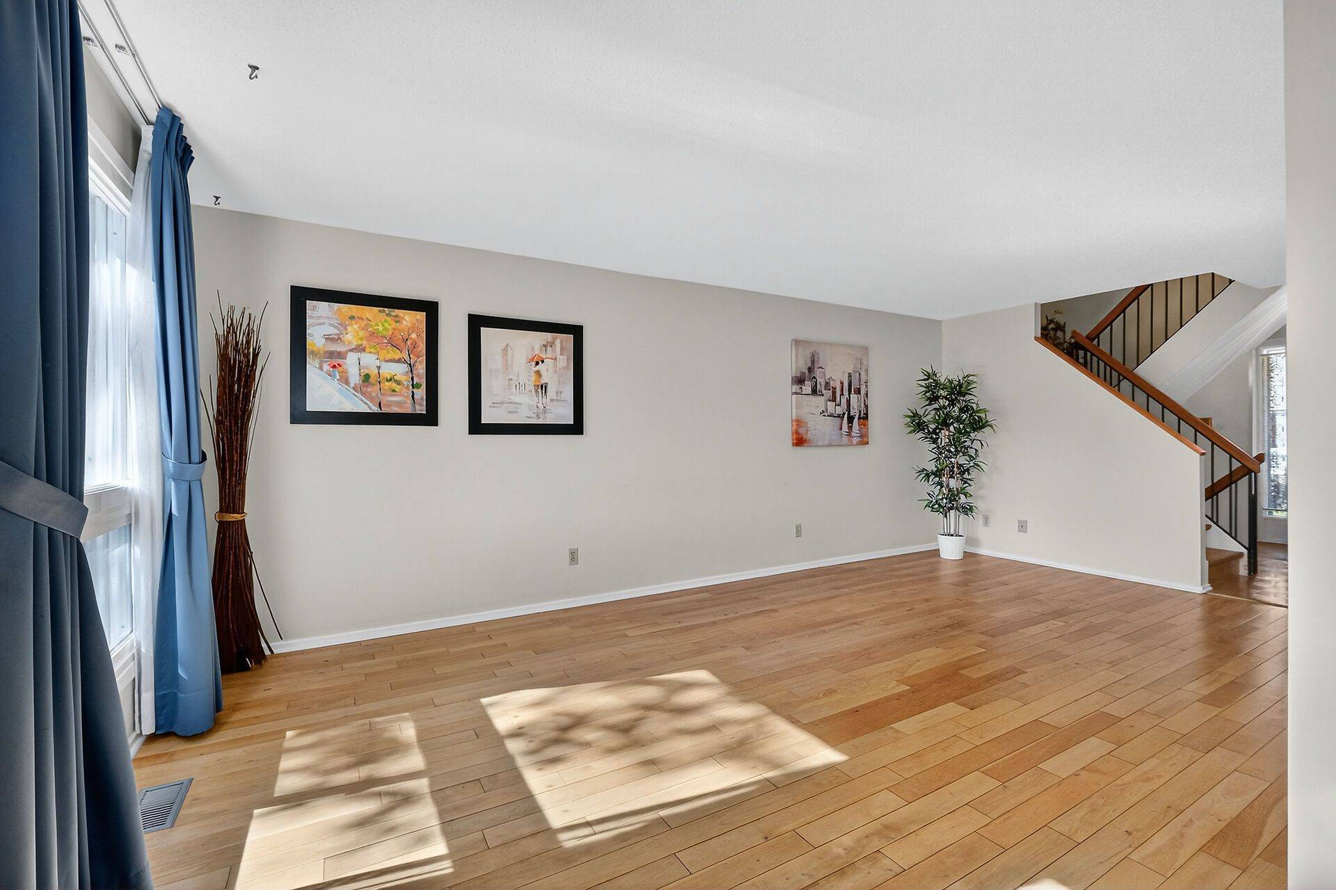 Beacon Hill North - South And Area, ON K1J 8N1,1242 Lassiter TER W #1242